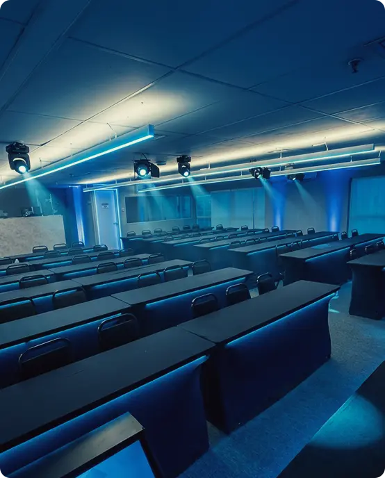 Auditório com mesas montadas