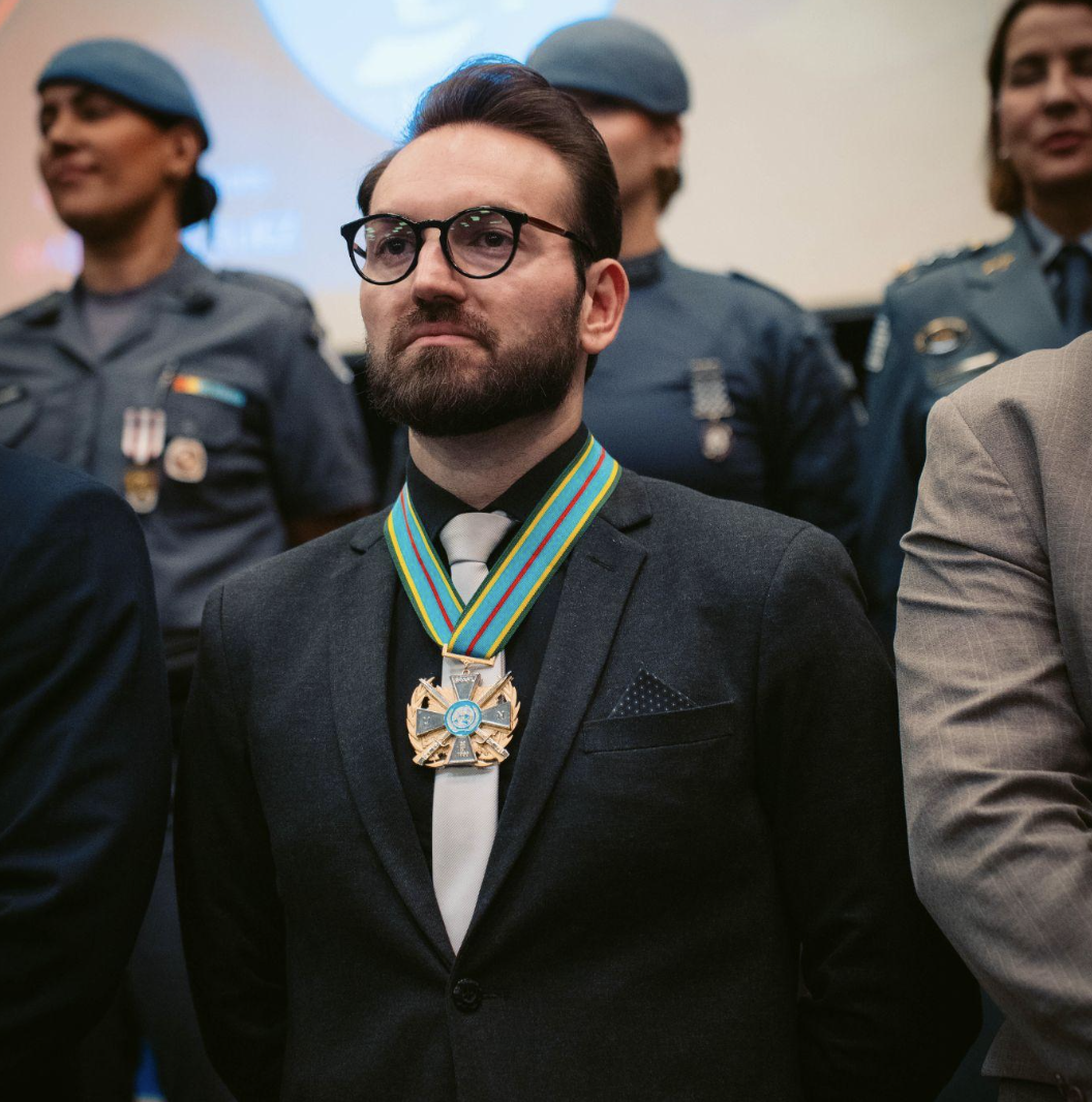 Lucas Caloni recebendo o Colar Grau Oficial da Paz — ABFIP, 2025